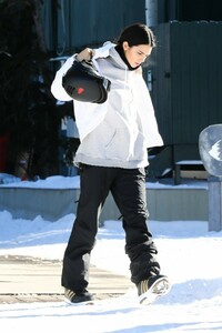 kendall-jenner-hitting-the-slopes-in-aspen-12-29-2018-5.jpg