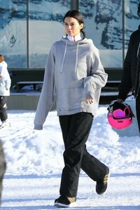 kendall-jenner-hitting-the-slopes-in-aspen-12-29-2018-6.jpg