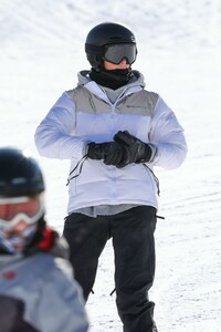 kendall-jenner-hitting-the-slopes-in-aspen-12-29-2018-7.jpg