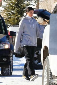 kendall-jenner-hitting-the-slopes-in-aspen-12-29-2018-8.jpg