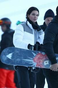 kendall-jenner-hitting-the-slopes-in-aspen-12-29-2018-9.jpg