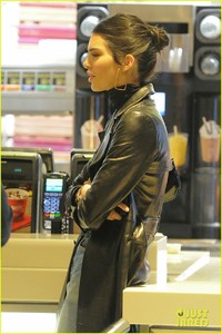 kendall-jenner-london-mcdonalds-december-2018-00.jpg