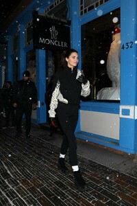 kendall-jenner-night-out-in-aspen-12-28-2018-2.thumb.jpg.1442ae4a4e922efe04c1b7ad13f5b940.jpg