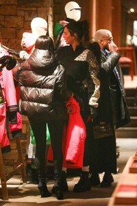 kendall-jenner-shopping-in-aspen-12-28-2018-4.jpg