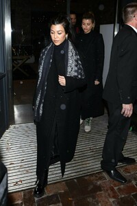 kim-and-kourtney-kardashian-kendall-jenner-and-sofia-richie-out-shopping-in-aspen-12-28-2018-1.jpg