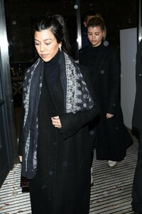 kim-and-kourtney-kardashian-kendall-jenner-and-sofia-richie-out-shopping-in-aspen-12-28-2018-12.jpg