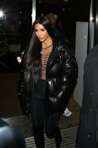 kim-and-kourtney-kardashian-kendall-jenner-and-sofia-richie-out-shopping-in-aspen-12-28-2018-15.jpg