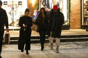 kim-and-kourtney-kardashian-kendall-jenner-and-sofia-richie-out-shopping-in-aspen-12-28-2018-2.jpg