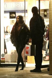 kim-and-kourtney-kardashian-kendall-jenner-and-sofia-richie-out-shopping-in-aspen-12-28-2018-4.jpg