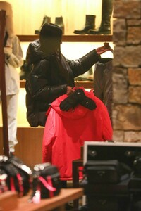 kim-and-kourtney-kardashian-kendall-jenner-and-sofia-richie-out-shopping-in-aspen-12-28-2018-5.jpg