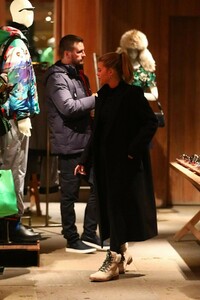 kim-and-kourtney-kardashian-kendall-jenner-and-sofia-richie-out-shopping-in-aspen-12-28-2018-6.jpg