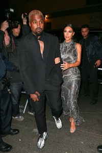 kim-kardashian-and-kanye-west-cher-musical-in-new-york-12-03-2018-10.jpg