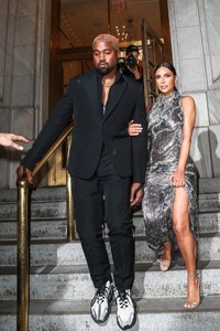kim-kardashian-and-kanye-west-cher-musical-in-new-york-12-03-2018-11.jpg