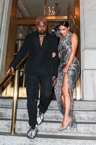 kim-kardashian-and-kanye-west-cher-musical-in-new-york-12-03-2018-6.jpg