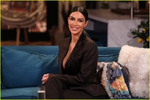 kim-kardashian-busy-tonight-03.JPG