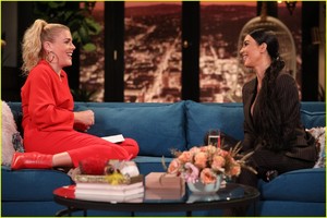 kim-kardashian-busy-tonight-04.JPG