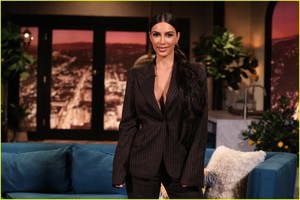 kim-kardashian-busy-tonight-05.JPG