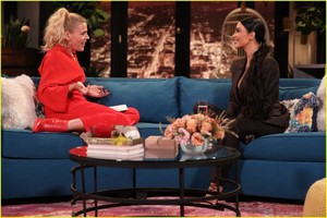 kim-kardashian-busy-tonight-06.JPG