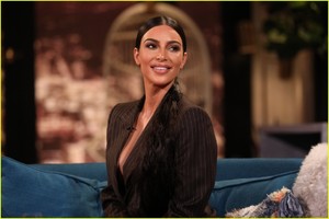 kim-kardashian-busy-tonight-08.JPG