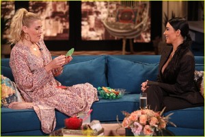kim-kardashian-busy-tonight-09.JPG