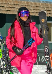kim-kardashian-hitting-the-slopes-in-aspen-12-29-2018-1.jpg