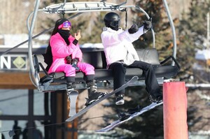kim-kardashian-hitting-the-slopes-in-aspen-12-29-2018-12.jpg