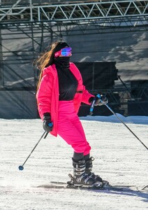 kim-kardashian-hitting-the-slopes-in-aspen-12-29-2018-13.jpg