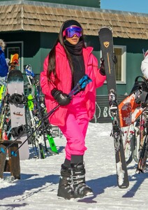kim-kardashian-hitting-the-slopes-in-aspen-12-29-2018-14.jpg