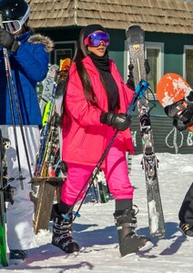 kim-kardashian-hitting-the-slopes-in-aspen-12-29-2018-2.jpg