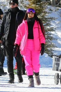 kim-kardashian-hitting-the-slopes-in-aspen-12-29-2018-3.jpg