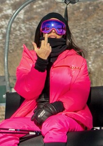 kim-kardashian-hitting-the-slopes-in-aspen-12-29-2018-4.jpg