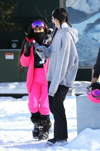 kim-kardashian-hitting-the-slopes-in-aspen-12-29-2018-6.jpg