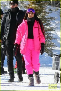 kim-kardashian-kendall-jenner-hit-the-slopes-aspen-01.jpg