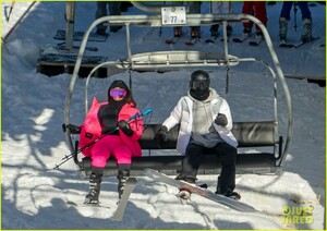 kim-kardashian-kendall-jenner-hit-the-slopes-aspen-05.jpg