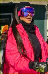 kim-kardashian-kendall-jenner-hit-the-slopes-aspen-09.jpg