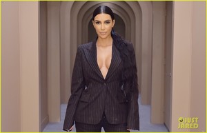 kim-kardashian-kkw-pop-up-01.thumb.jpg.67e26904b2030bcc4cd349d6faab9dfb.jpg