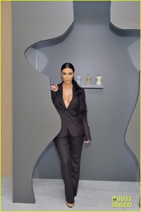 kim-kardashian-kkw-pop-up-02.jpg