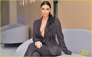 kim-kardashian-kkw-pop-up-05.thumb.jpg.3bc07586fbe2de849226b0822bb3471f.jpg