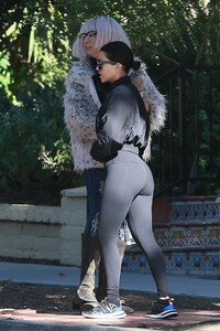 kourtney-kardashian-outside-a-friend-s-house-in-weho-12-27-2018-12.jpg