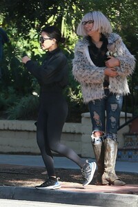 kourtney-kardashian-outside-a-friend-s-house-in-weho-12-27-2018-13.jpg