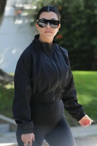 kourtney-kardashian-outside-a-friend-s-house-in-weho-12-27-2018-15.jpg