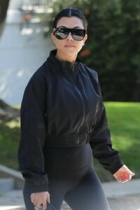 kourtney-kardashian-outside-a-friend-s-house-in-weho-12-27-2018-15.jpg