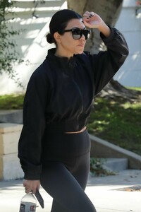 kourtney-kardashian-outside-a-friend-s-house-in-weho-12-27-2018-3.jpg