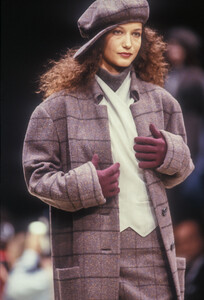 krizia-fw-1989-3.thumb.JPEG.ad2ebd85219d39a9185c4d6cd5b833eb.JPEG