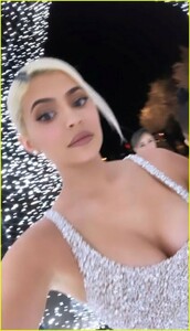 kylie-jenner-christmas-eve-party-stormi-webster-01.jpg