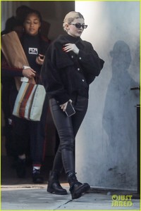 kylie-jenner-gets-some-holiday-shopping-done-01.jpg