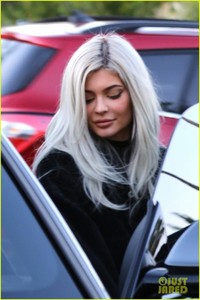 kylie-jenner-jordyn-woods-play-around-with-tiny-hands-at-lunch-02.jpg