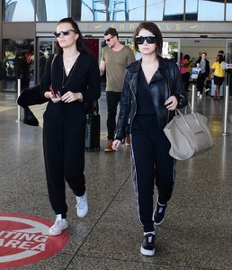 lottie-moss-and-emily-blackwell-at-airport-in-barbados-12-07-2018-6.jpg