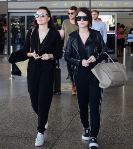 lottie-moss-and-emily-blackwell-at-airport-in-barbados-12-07-2018-9.jpg