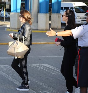 lottie-moss-at-airport-in-barbados-12-07-2018-3.jpg